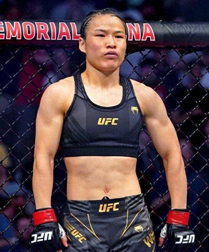 这场比赛也让张伟丽赚了不少钱.中国第一女拳手已经懂得如何赚钱了.