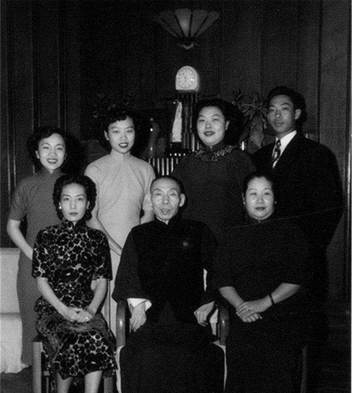 杜维善则是杜月笙和四夫人——京剧名伶姚玉兰所生,是杜家最小的儿子.