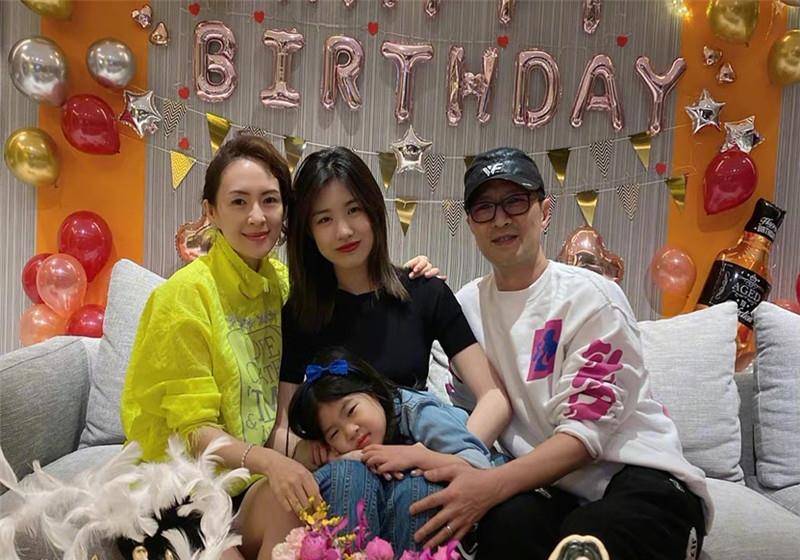 近日章子怡在自己的社交平台上为自己的丈夫汪峰与前妻的女儿小苹果