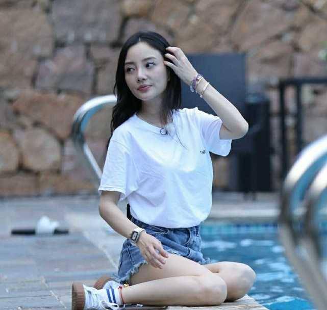 李小璐泳池边拍照,身穿超短裤 ,当她下蹲那一刻,我没眼花吧?