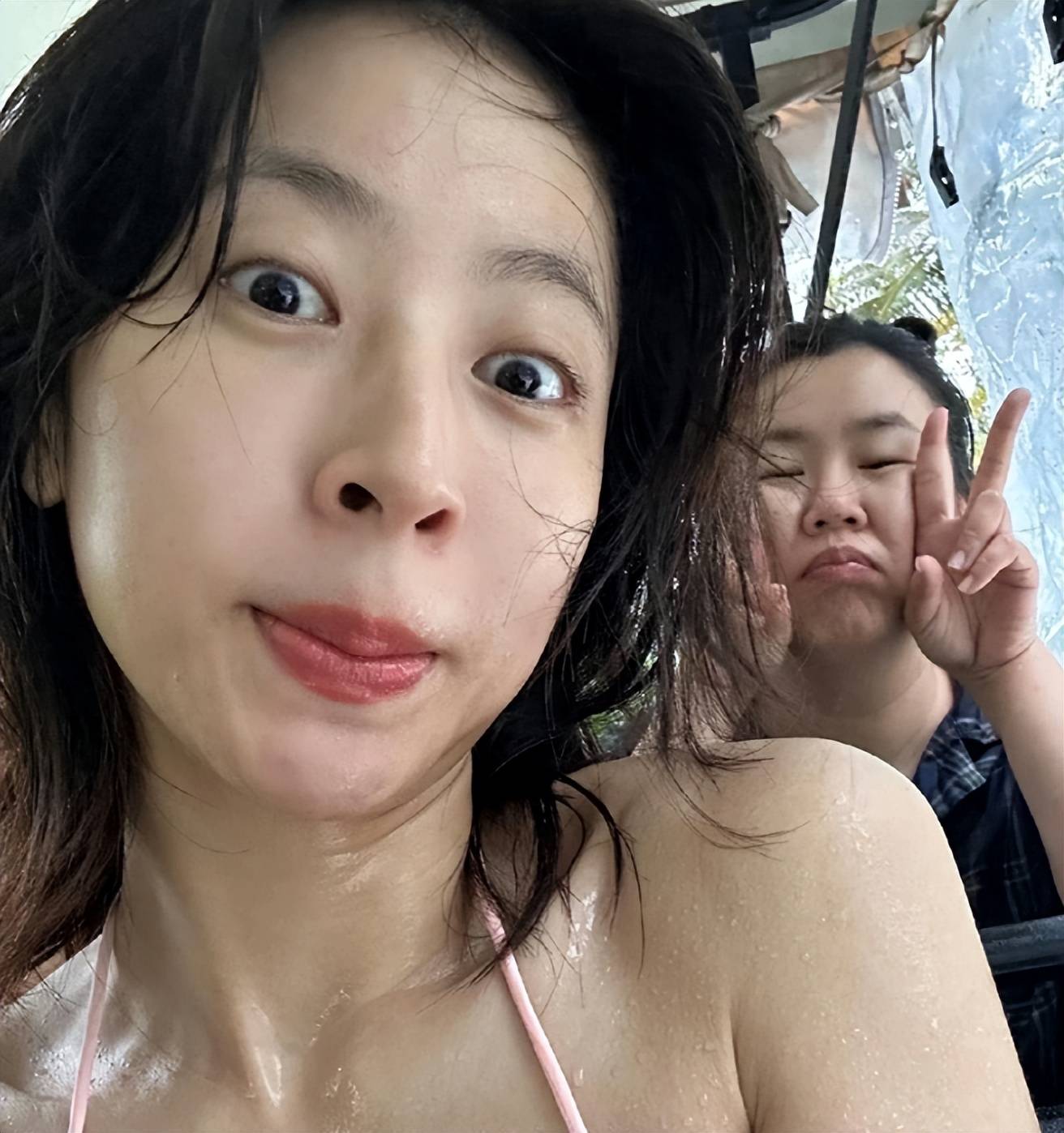 演员周雨彤的泳装照火爆网络!身材火辣,一秒钟秒杀你的眼球!