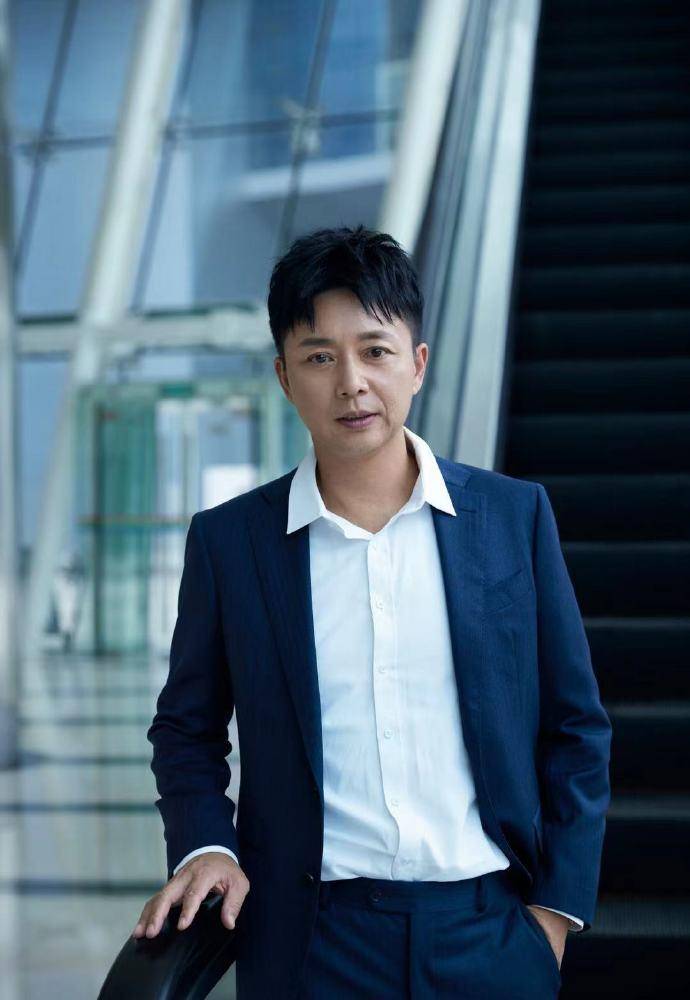 刘奕君与吴越对戏眼神太深情,绅士手引关注,导演看完表示脸红了_剧中