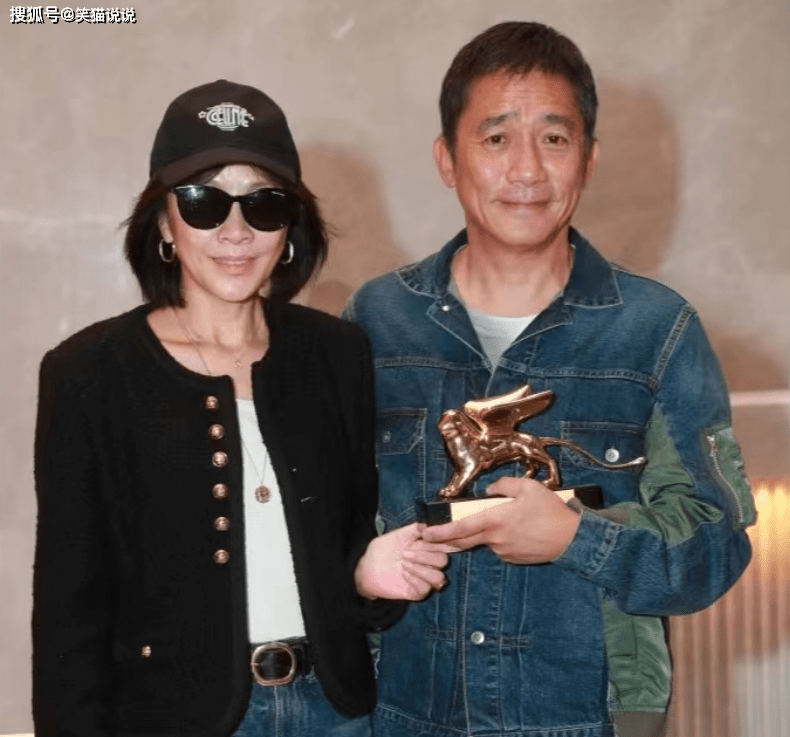 刘嘉玲梁朝伟与友人聚餐:吴君如金色短发气色好,陈可辛探头合照_丈夫