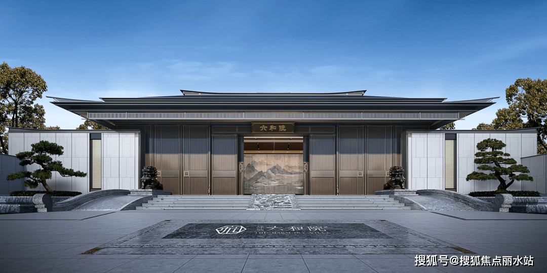 的雌雄双狮与彰显门第秩序的抱鼓石,仰望形似宋代官帽的大挑檐屋顶时