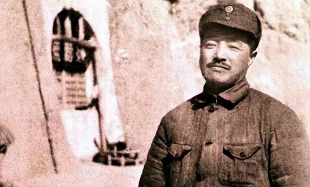 1955年授衔，陈赓闷闷不乐，贺龙安慰：是想老战友了吧_卢冬生_部队_时候