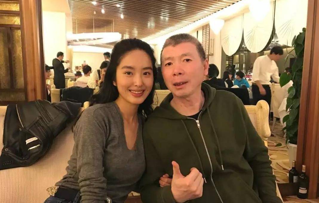 刘亦菲干爹陈金飞,被传和杨采钰感情不合后,又被拍到与女子约会