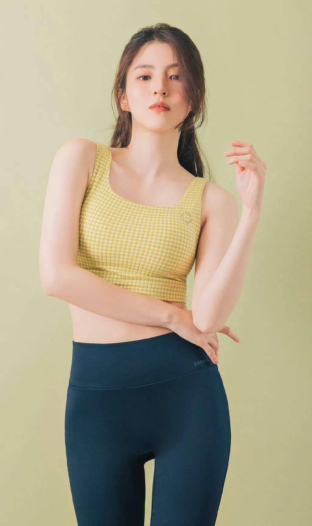 韩素希不愧新晋颜霸,紫色针织搭灰色百褶长裙,阳光下闪闪发光_身材