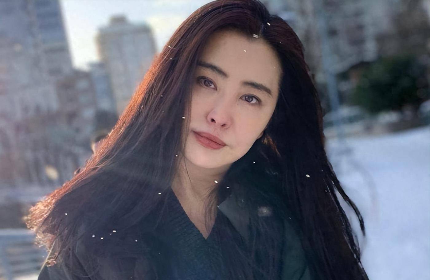 在事业巅峰时,王祖贤选择与美籍华裔富商胡兆明结婚.