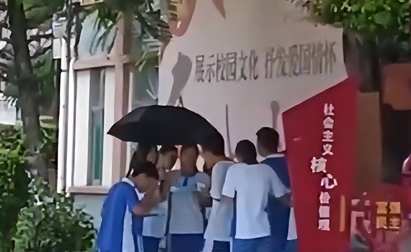 学生未订餐被赶出教室淋雨吃饭,这是挡住谁的财路了？