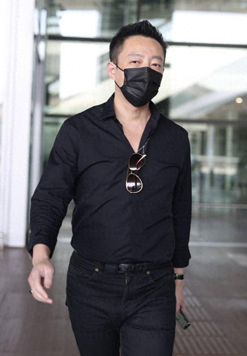 汪小菲低调现首都机场,全黑造型难掩总裁范,独自现身未见俩孩子_西装