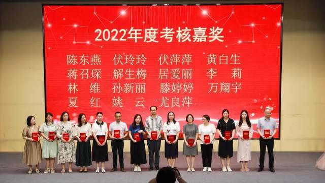 躬身教坛 强国有我 --2021年度考核记功获得者孙静和赵露莹老师