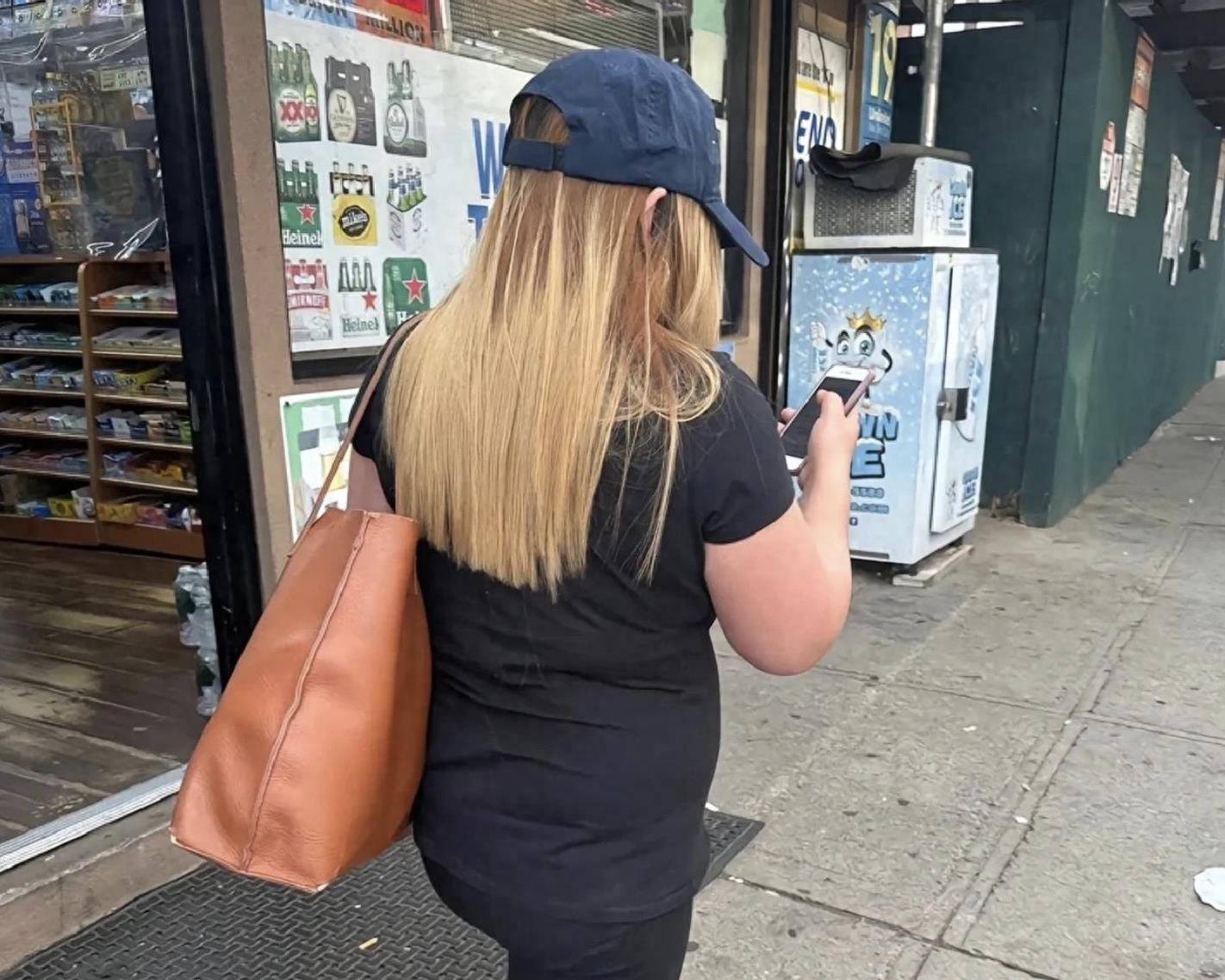 38岁凤姐近况罕曝光!美国街头闲逛身材爆肥,见到华人立马避开!