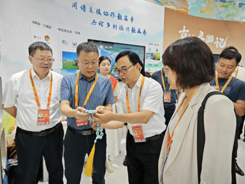 竹山县委常委,常务副县长明昌艳(前排左二),副县长刘丽(前排右) )