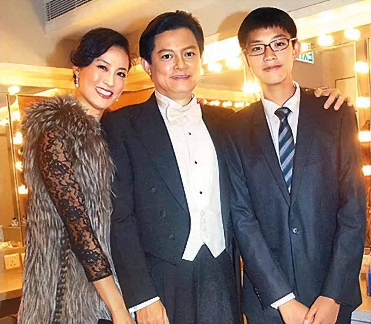 64岁莫华伦为娇妻办回门宴!