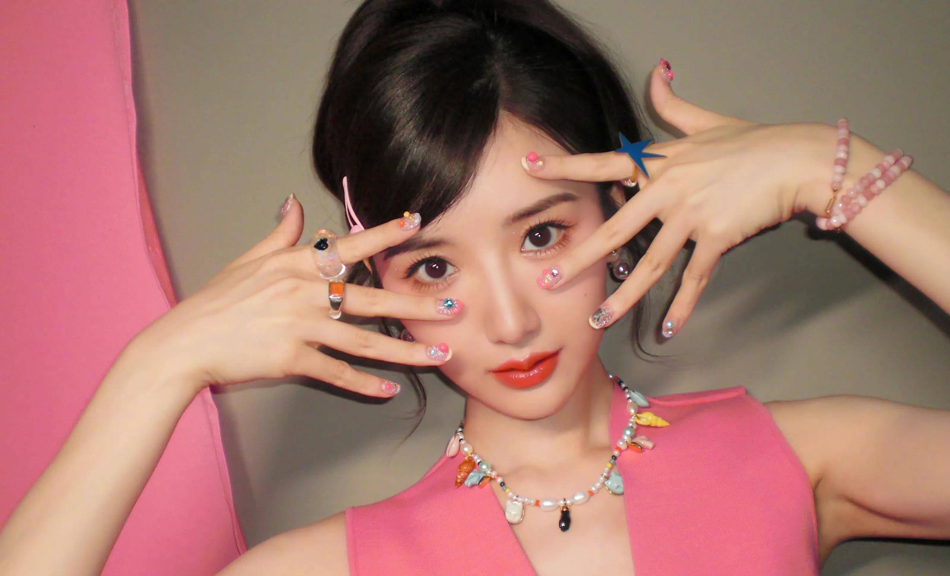 毛晓彤真人芭比上班,粉色靓丽造型俘获人心_背心_指甲_节目