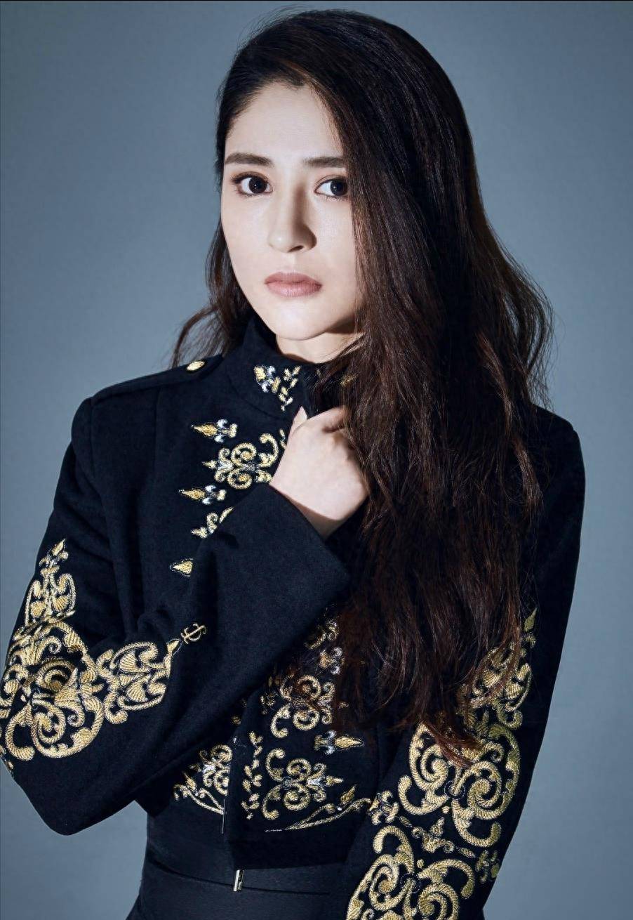 李心艾,一个来自中俄混血家庭的90后女星,她有一双让人难忘的大眼睛