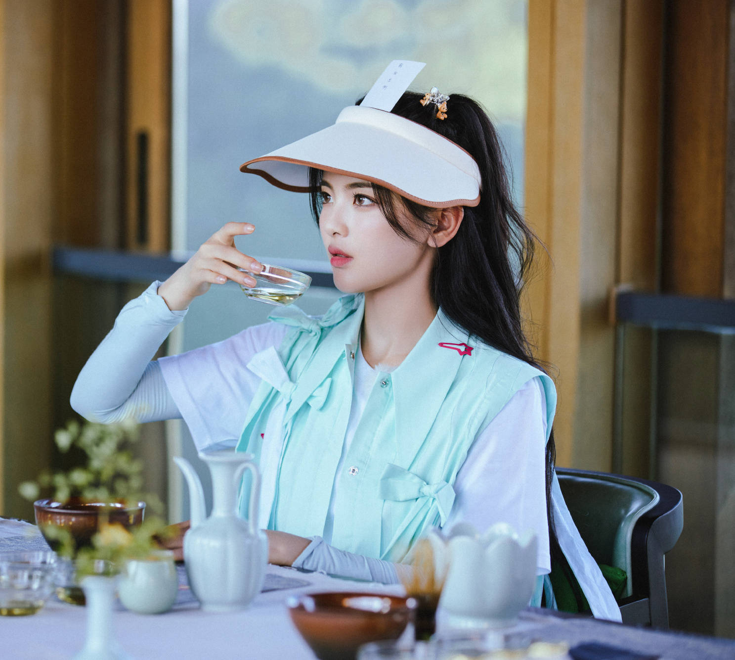 杨超越综艺最新穿搭三则:简单的t恤穿出不同元气,超有活力的_服装