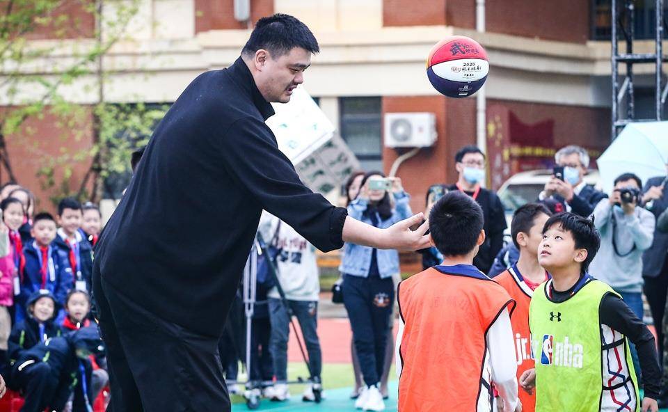 2020年10月4日,湖北武汉,姚明探访武汉奥林小学,为学生们的比赛开球