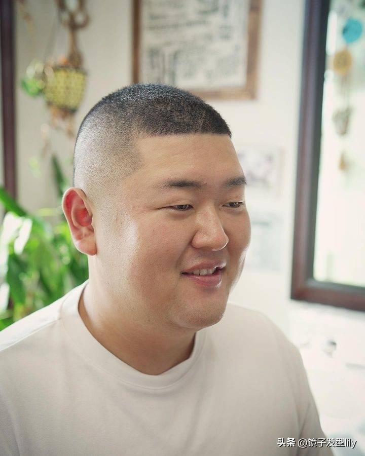 男士短流苏发型对于喜欢省事的男士来说是最好的消息,尤其是头顶的