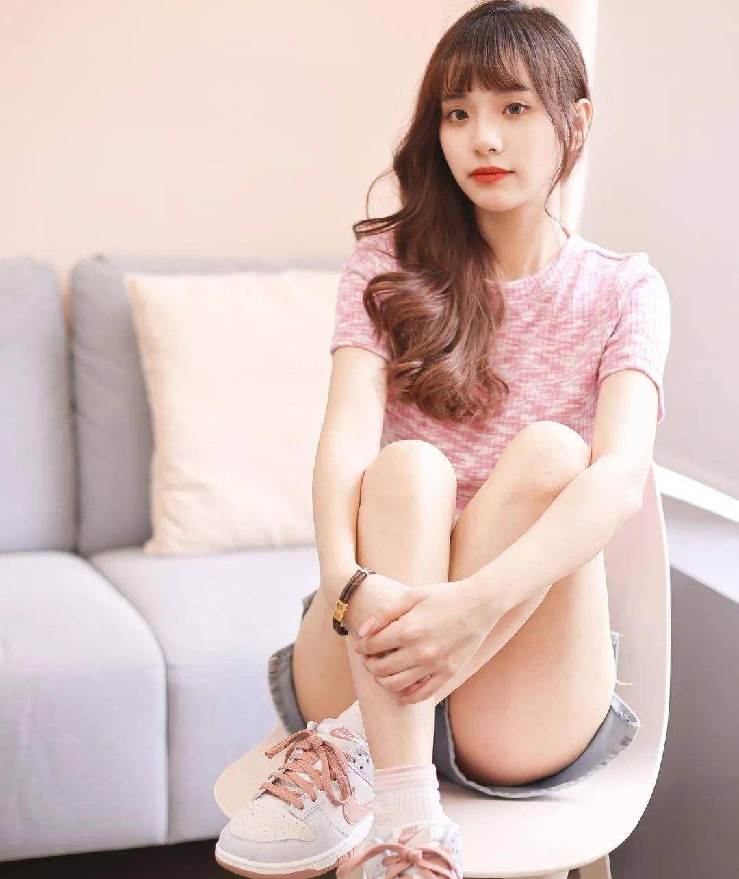 台湾网红meihsu,甜妹辣妹任意切换,玲珑曲线精致脸蛋,让人神往_女孩