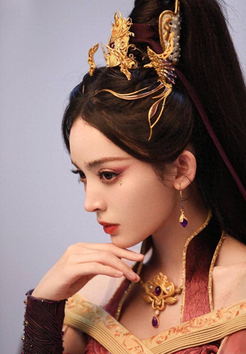 娜扎古装写真照释出,紫衣高马尾造型又美又飒,展现东方韵味