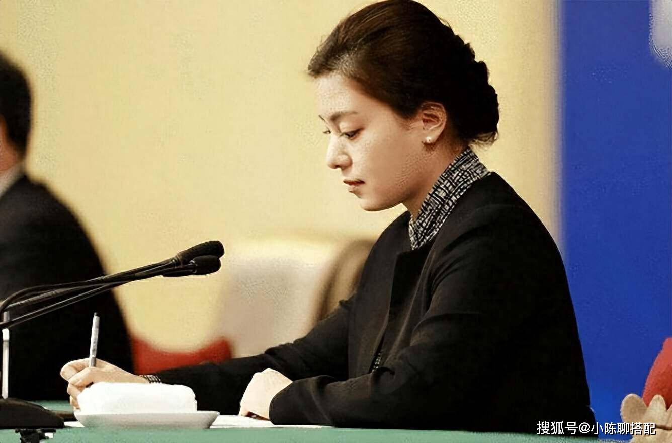 最美翻译官张京:妆发干练,16分钟口译吊打外国,尽显东方之姿_大气