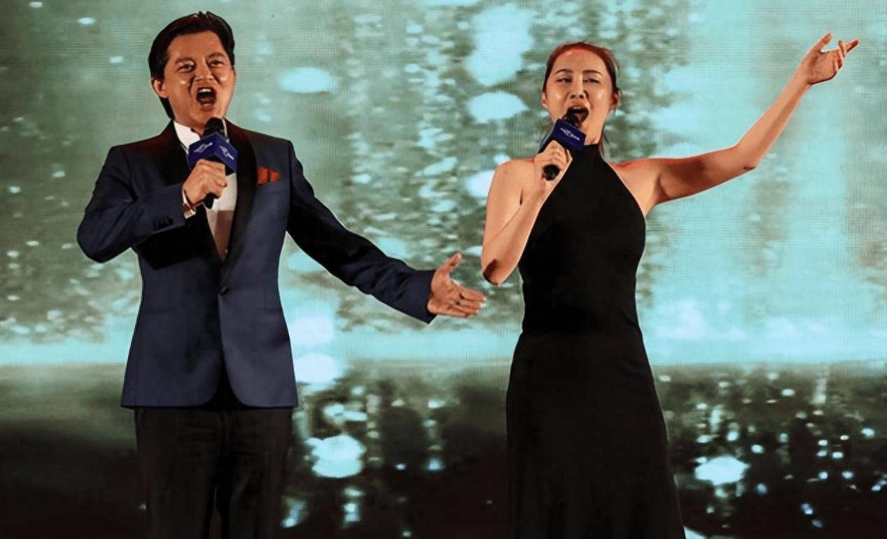 64岁莫华伦为娇妻办回门宴!90后老婆穿旗袍面容姣好,全家福曝光