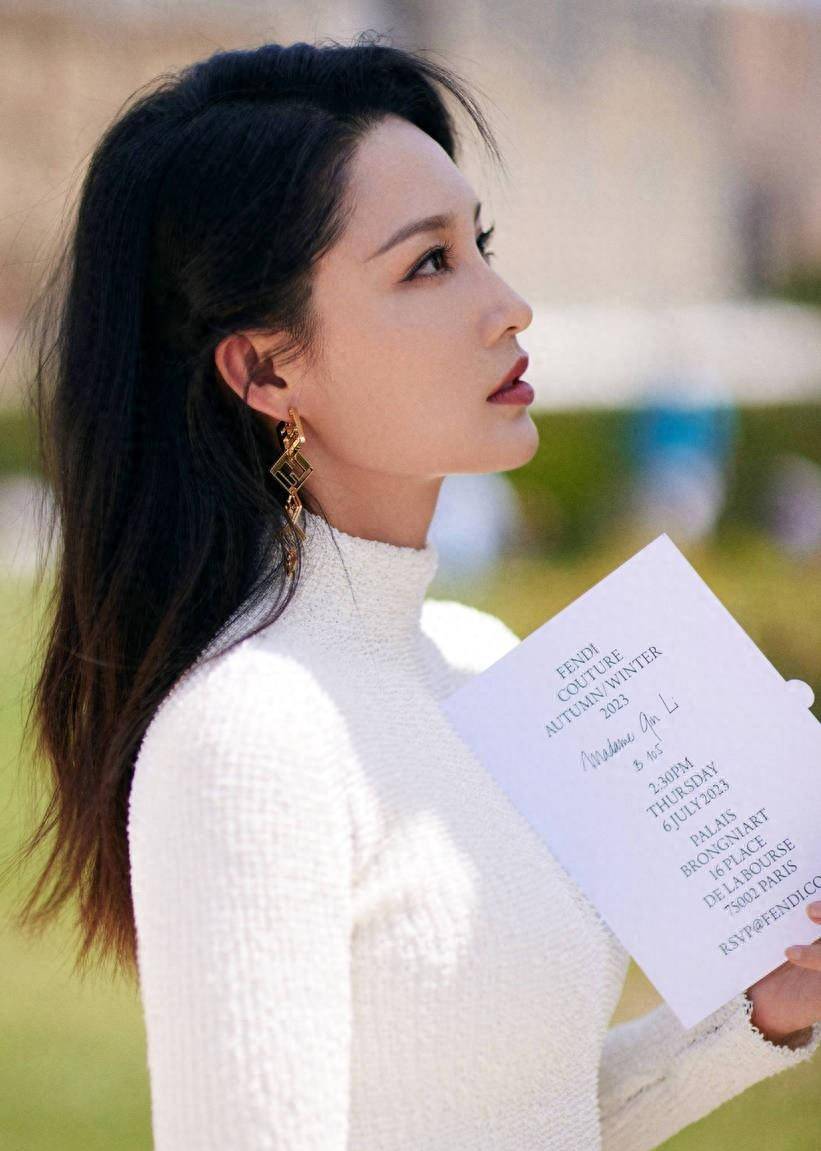 李沁迷人蕾丝镂空裙造型惊艳巴黎时装周_时尚_魅力_照片