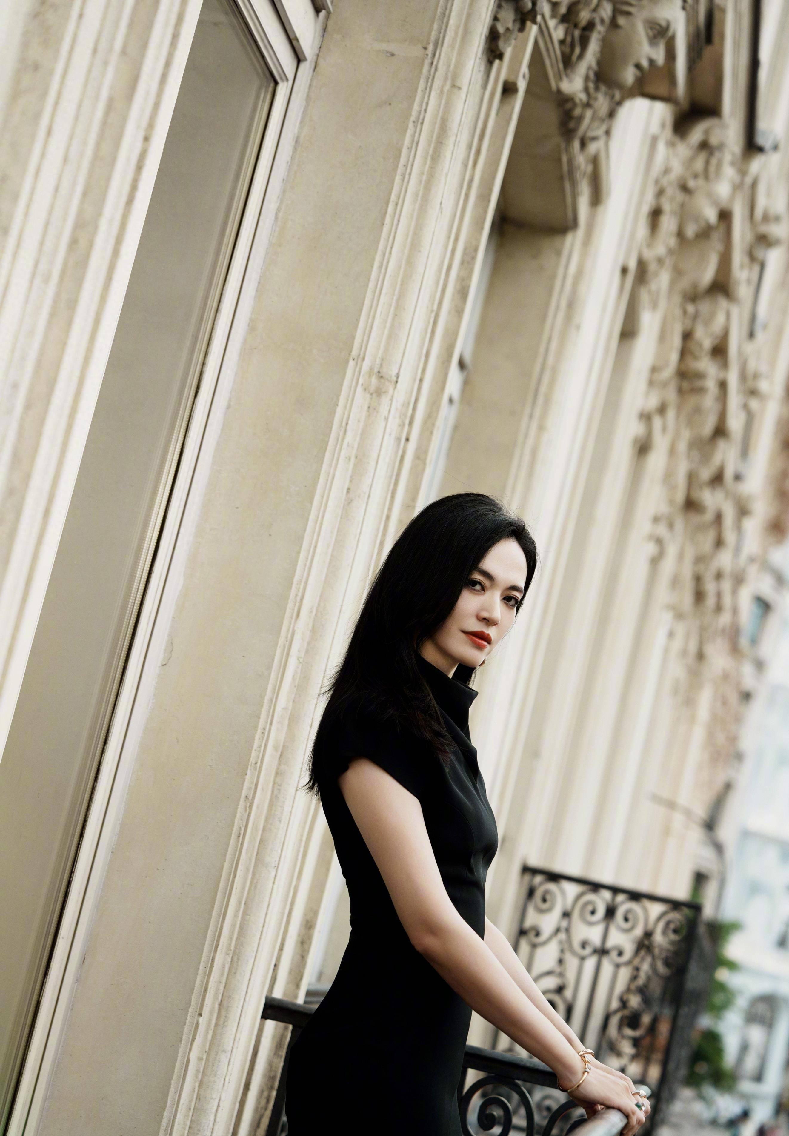 姚晨身穿黑色连衣裙展现曲线美身材_造型_珠宝_魅力