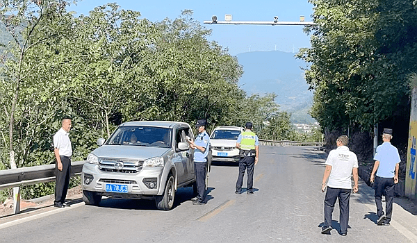 近日,重慶市豐都縣龍河鎮組織鎮應急辦,交警隊,派出所等執法單位聯合