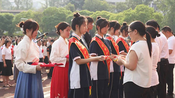 尊师重道 明礼求学——成都洛带中学举行第39个教师节庆祝活动_发展