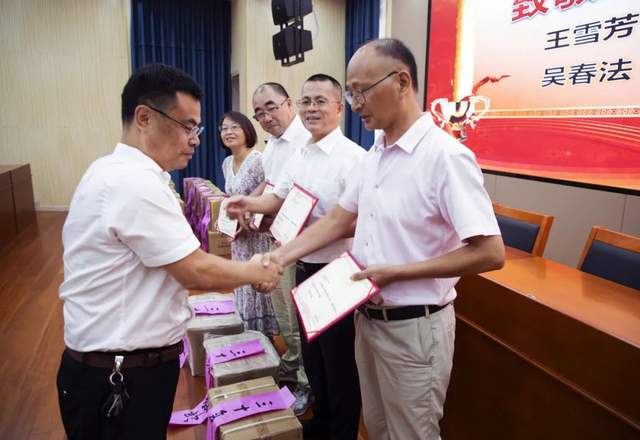 刘胜华 王军江中担任班主任满十五年姜建明 毛一菁 周小荣王雪芳