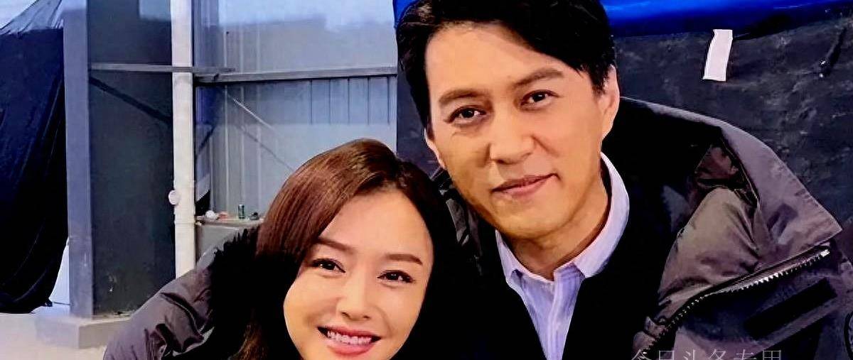 原来她就是靳东的亲妹妹,怪不得能够爆火,网友:骗了我们41年_靳婷