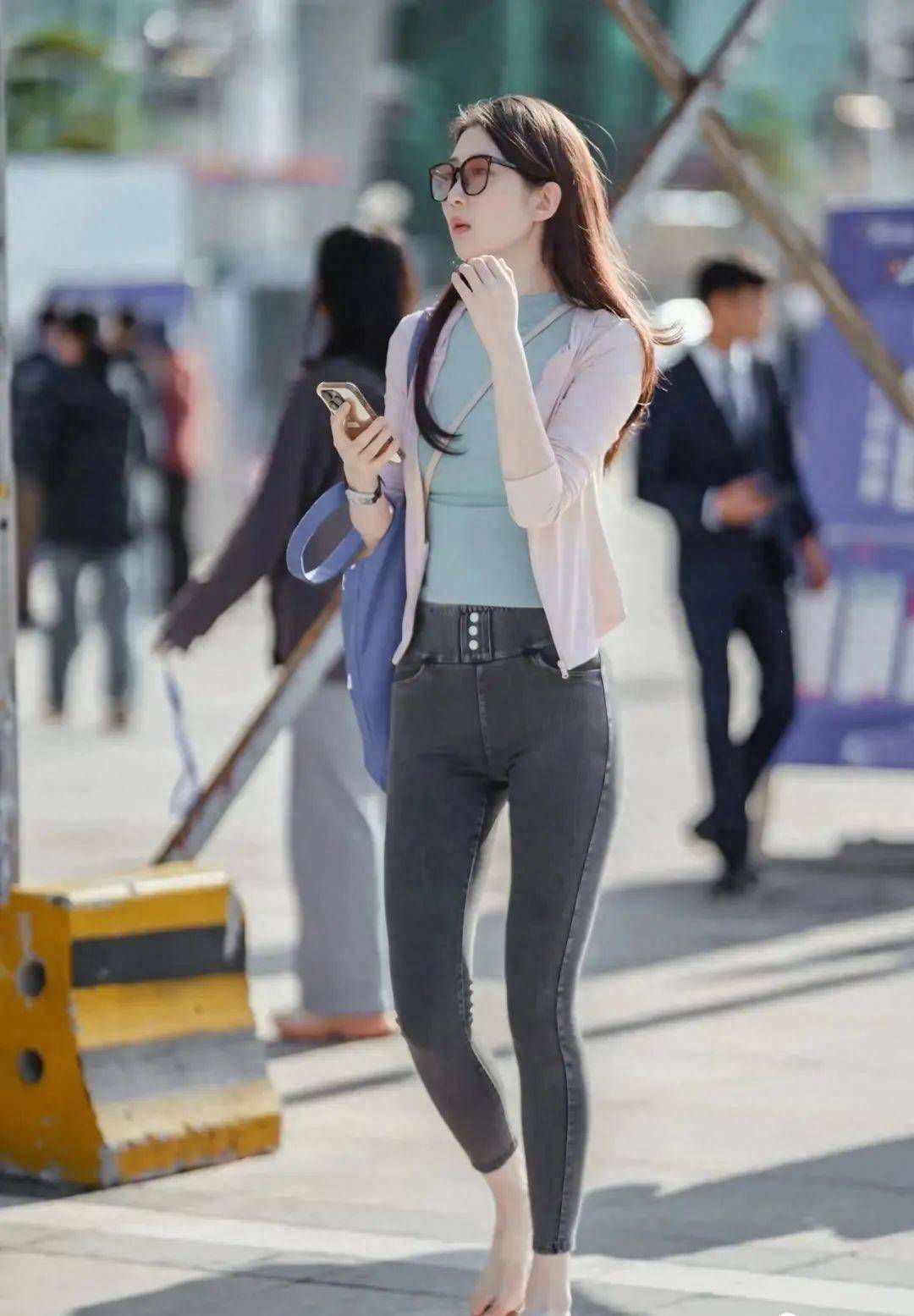 真敢穿的话亮点:紧身牛仔裤长腿美女超清街拍_时尚_组合_场合