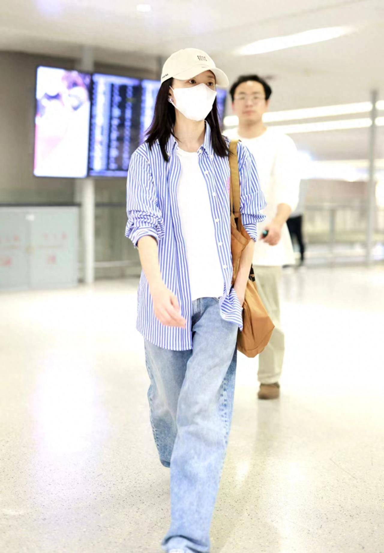 董洁现身机场,身穿条纹衬衫搭配阔腿牛仔裤,休闲又时尚!