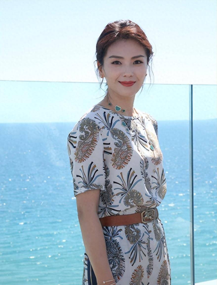 44岁刘涛真实状态被街拍,她走路腿丑,腿歪,就像乡村大妈_生活_衬衫