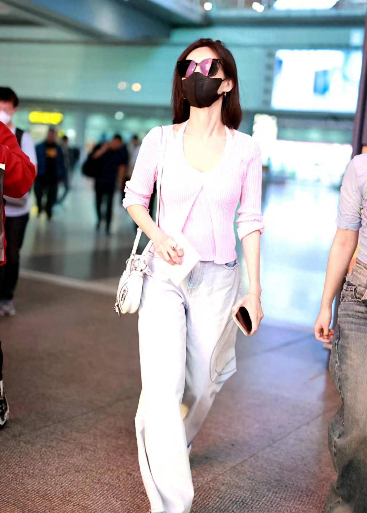 李一桐现身机场,身穿粉色毛衣搭配牛仔阔腿裤,清新醒目又减龄!