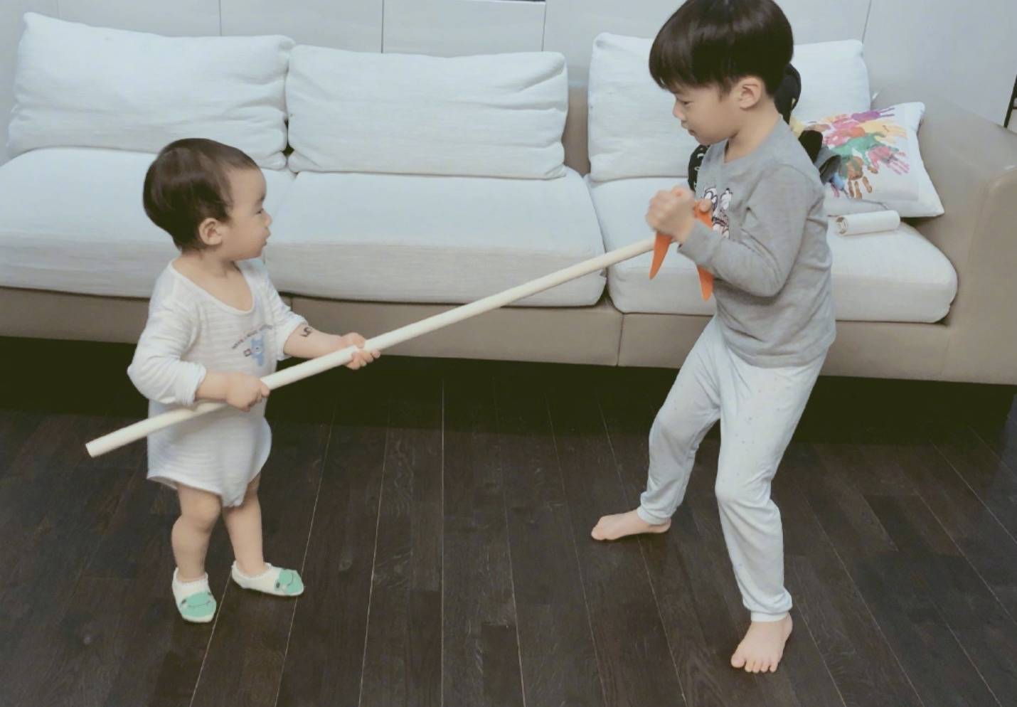 谢楠晒全家福为长子庆生,和吴京同款造型像哥们儿,俩儿子都随妈_名字