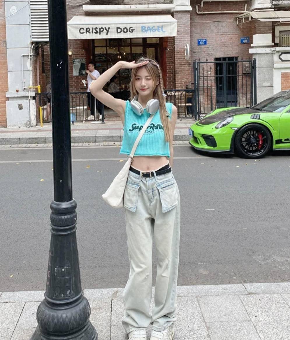 因此,建议拖地裤和厚底鞋的搭配时,不仅要选对款式,还要选对上衣,并