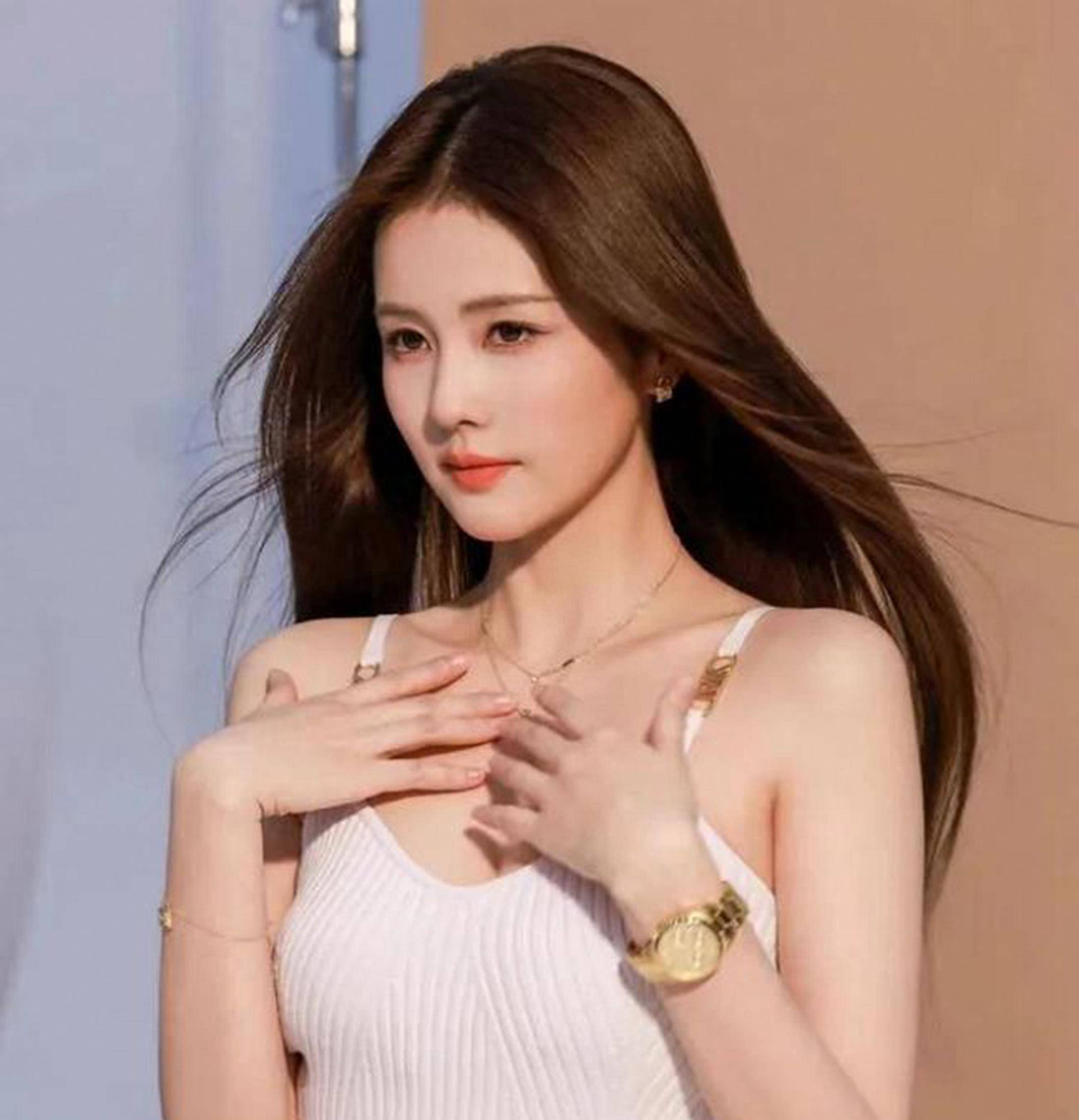 在原始照片中,白鹿穿着白色丝袜,她身材好,曲线完美,时尚品味_内容