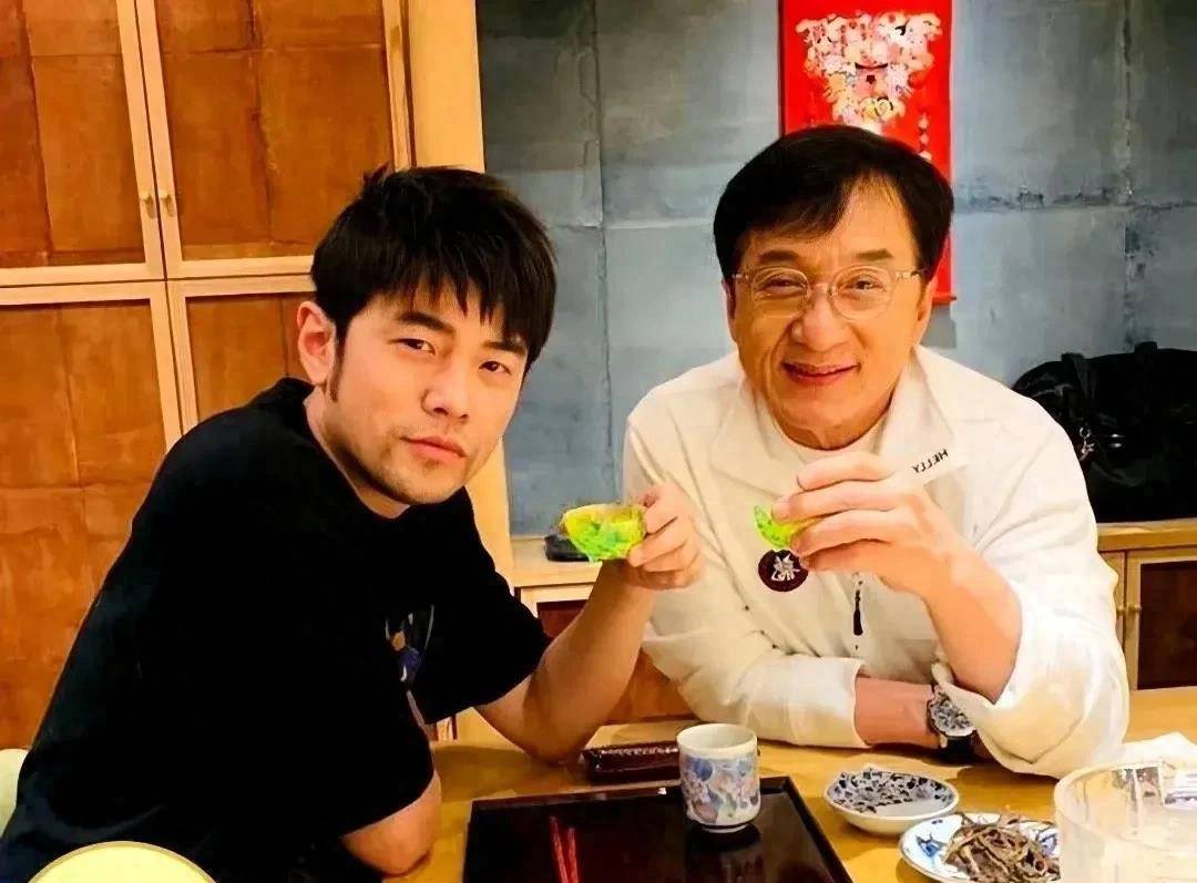 成龙担任周杰伦天津演唱会嘉宾,唱了两首歌,一起喝茶_不知道_合作