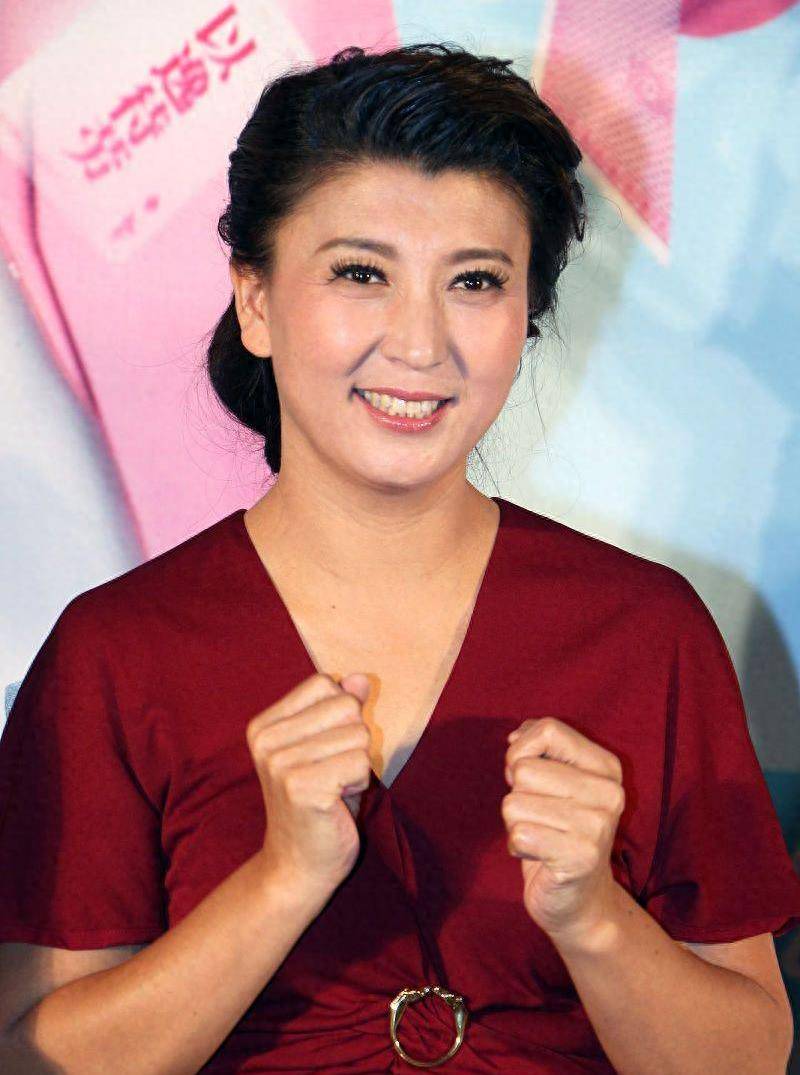 闫学晶商演捞金出意外,鞋被卡住踉跄险摔倒,当场光脚场面太尴尬_演出