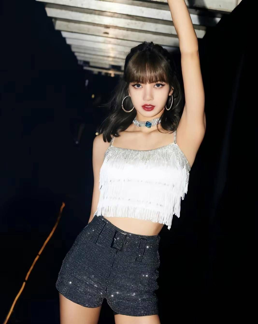 先有金珍妮美剧大跳边缘舞,后有lisa参演疯马秀,四闺女谁能幸免_lisa