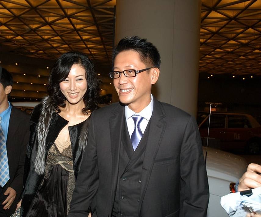 何超琼现身贵州山区,61岁穿着吊带小黑裙,许晋亨成为最大输家_李嘉欣