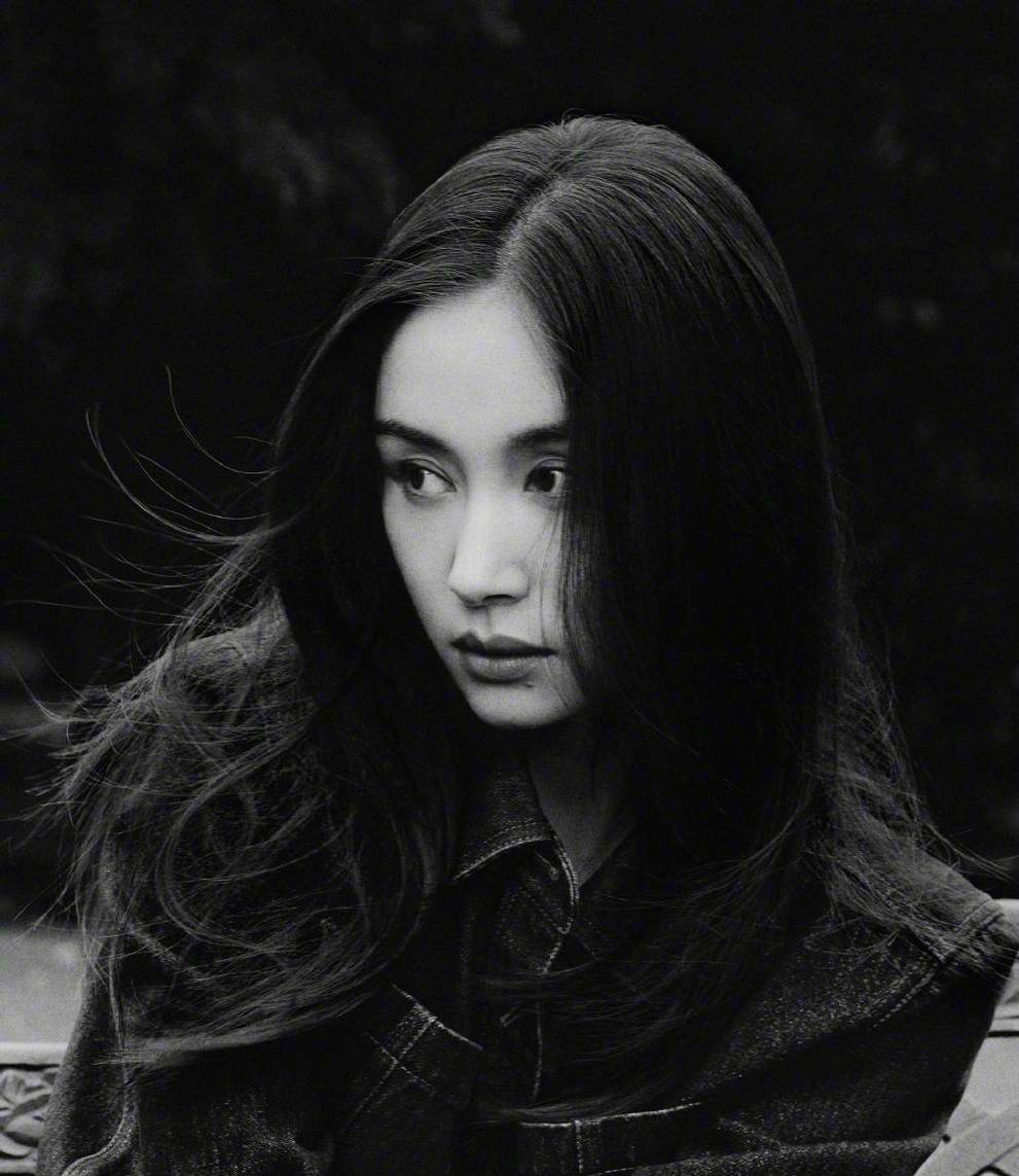 王子文穿牛仔套装休闲松弛 微风拂发电影感十足_时尚_大片_一面