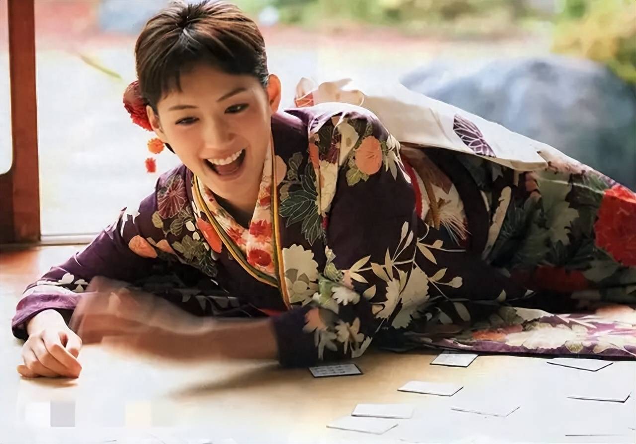 日本国民级女优绫濑遥,38岁颜值依旧,肌肤饱满,颜值状态好到爆_表演