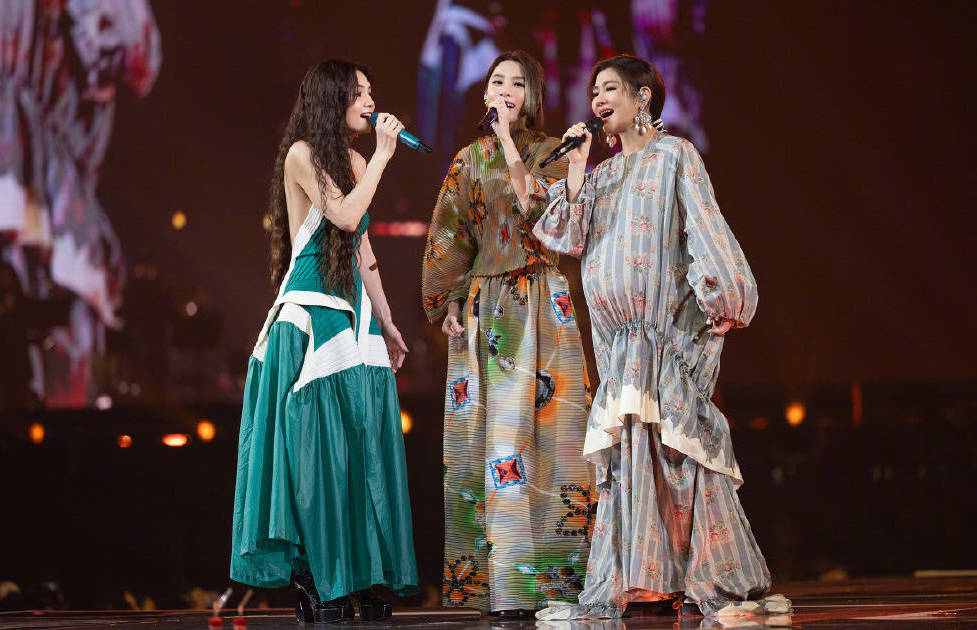 SHE成团22周年 三人合体录广播为粉丝送惊喜礼物-搜狐大视野-搜狐新闻