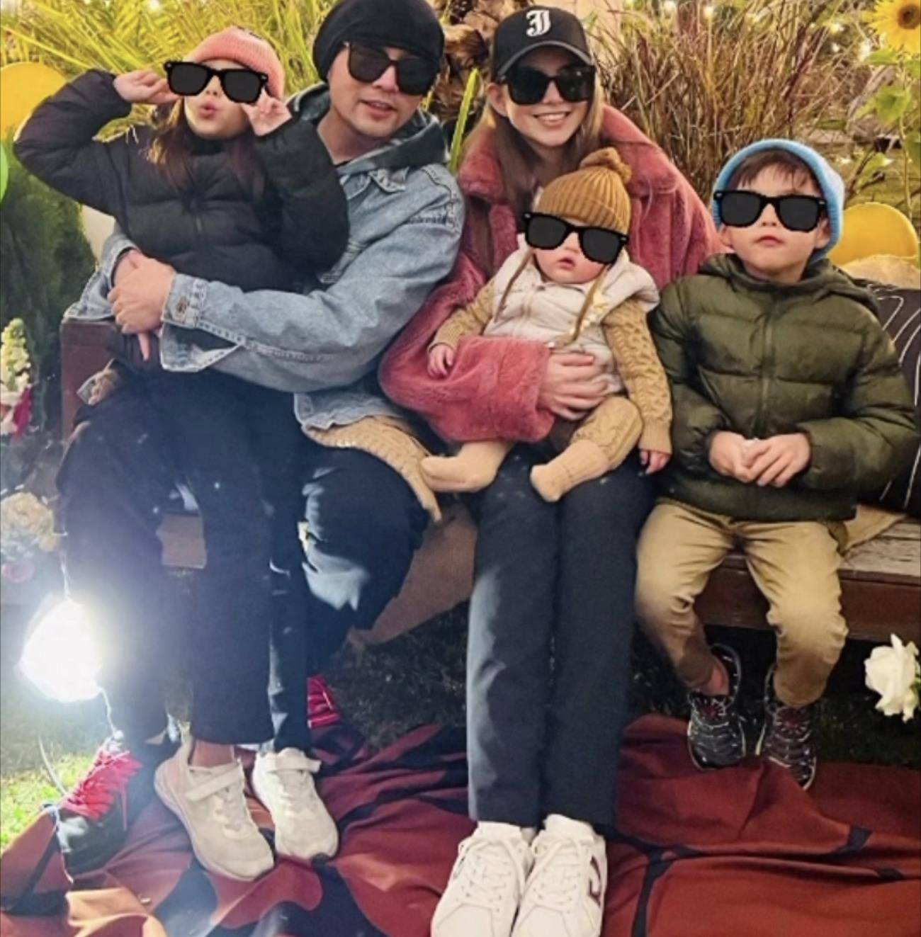 周杰伦晒与三胎温馨同框,感慨孩子长太快,1岁小女儿已学会走路_背影