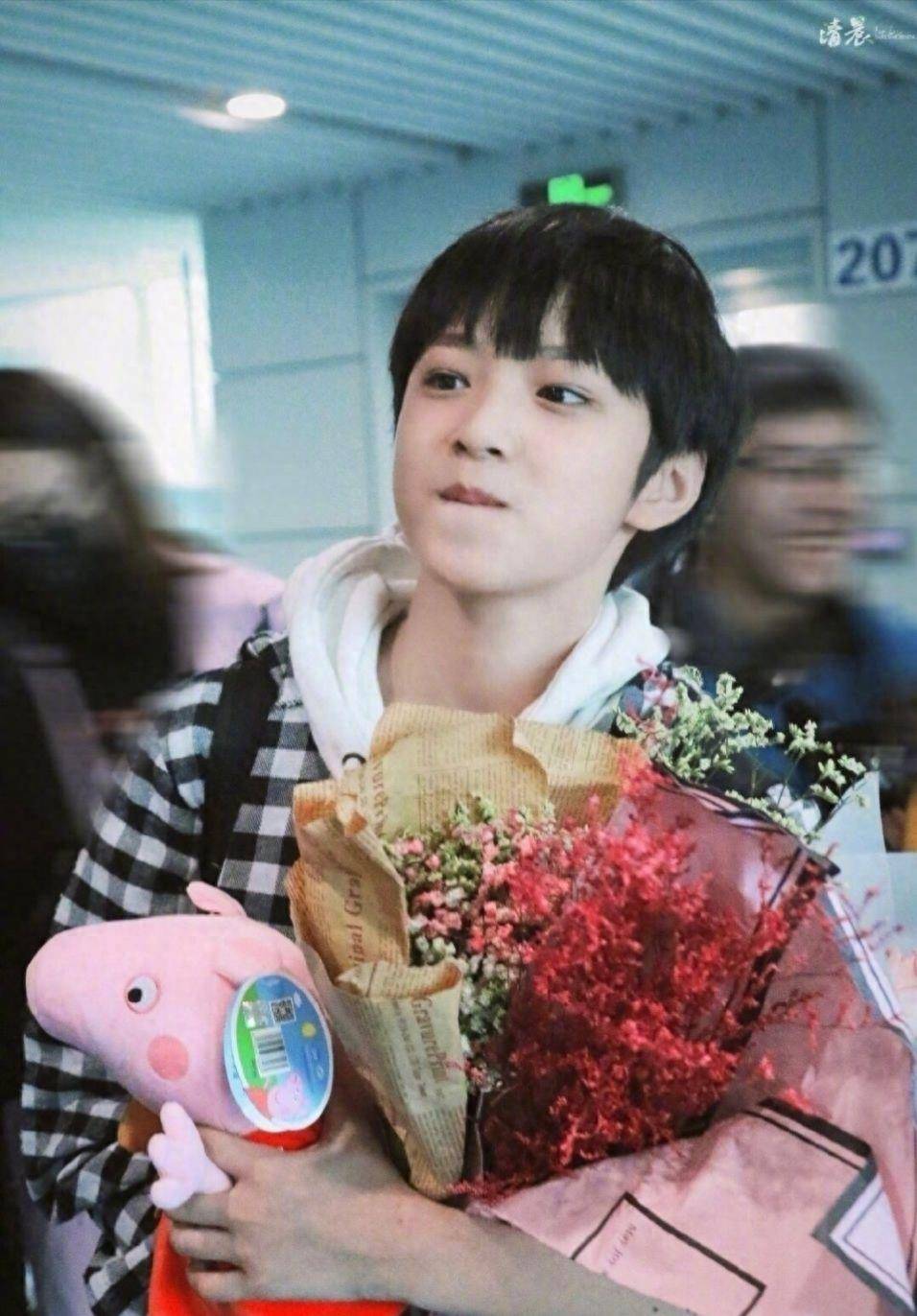 刘耀文《密室大逃脱》送女嘉宾佩奇,送男嘉宾乔治,可爱的男孩子_文哥