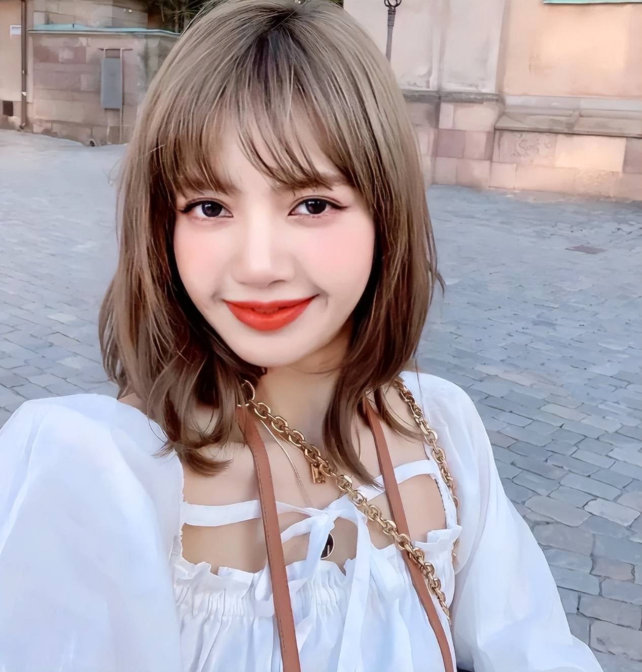 lisa作为一个泰国人,凭借对舞蹈的热爱,通过自己的努力从韩国女团出道